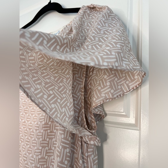 Francesca’s Ruffle sleeve lined shift dress with navy ribbon belt. - Picture 4 of 8